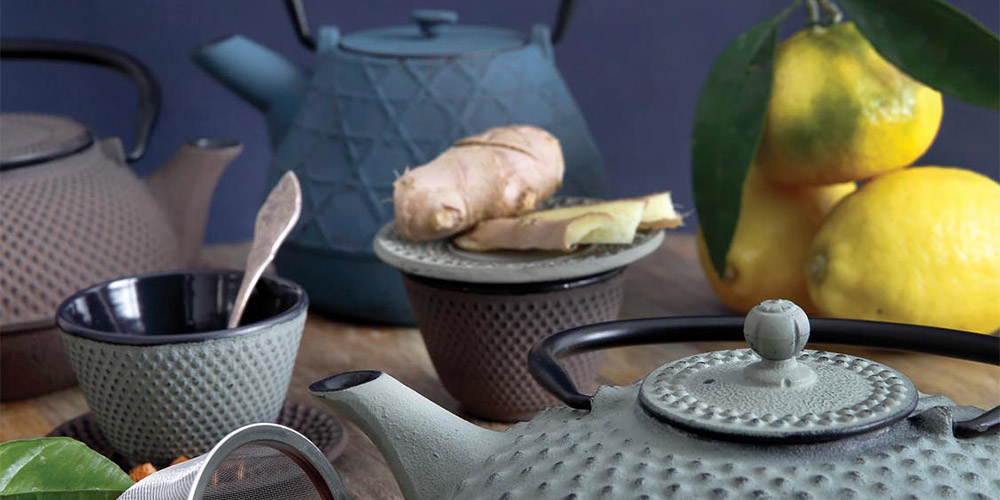 Teekannen aus Gusseisen und Porzellan, Teebecher und mehr Teekannen und mehr